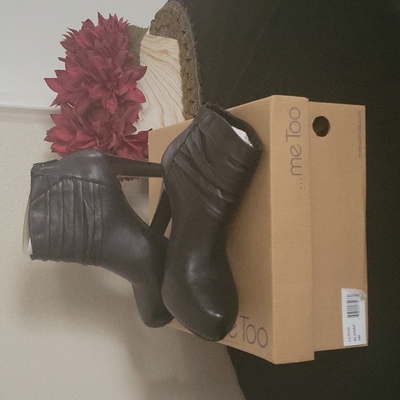 NWOT ME TOO Lloyd Ankle Bootie Size 6 - Picture 8 of 8